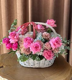 Букет в корзине "Малиновый свет" из роз, гвоздик и хризантем