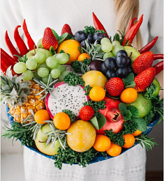 Съедобный букет "Кисло-Сладкий" из экзотических фруктов и ягод