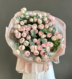 Букет из 13 пионовидных спрей роз с эвкалиптом