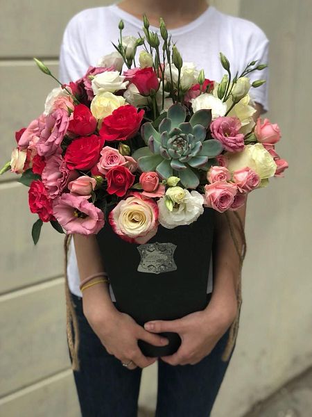 Экзотическая цветочная композиция "Нелли Блай" из роз и лизиантусов  3
