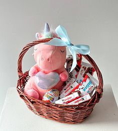 Подарочная корзина "Unicorn Heart" с игрушечным единорогом и шоколадом