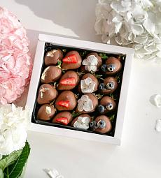 Клубничный бокс "Весна" клубника в шоколаде и свежая голубика