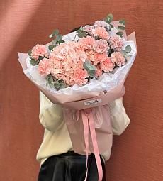  Букет “Орландо” гортензий, гвоздик и эвкалипта