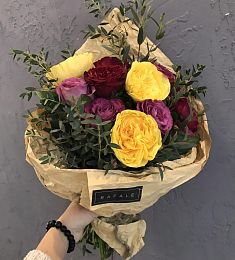 MONO 9.0 букет из пионовидных роз и эвкалипта