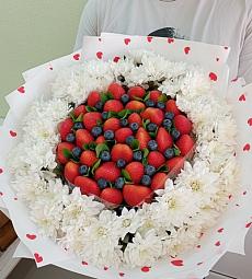 Букет из клубники, голубики и хризантем "Облако нежности"