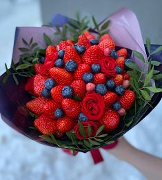 Клубничный букет "Сахарная ягода" из свежей клубники с голубикой
