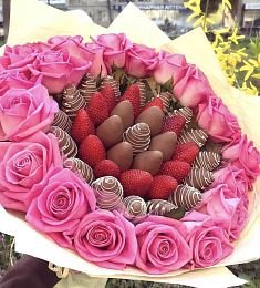Букет из клубники в шоколаде с розами «Pink Affection»