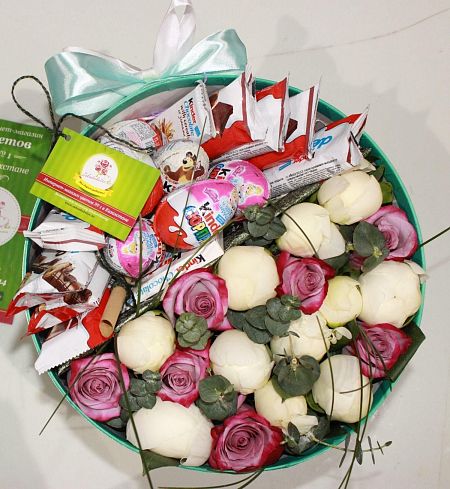 Композиция "Любимой сладкоежке" из пионов и роз с добавлением  Kinder шоколада  3