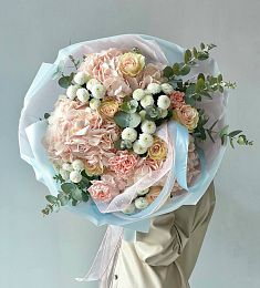 Букет "Only you" с гвоздикой, гортензией, розой и хризантемой