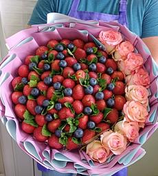 Букет из клубники и роз "Розовая симфония"