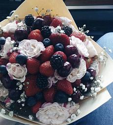 Букеты из ягод и цветов "Ежевичная радость"