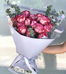 17 голландских роз с эвкалиптом