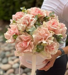 Букет "Розали" из 11 вывернутых голландских роз в коробке