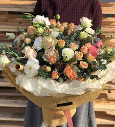 LUX 23.0 букет из лизиантуса, роз и эвкалипта 
