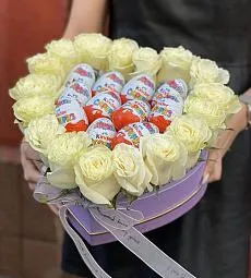 17 голландских роз с киндерами в сердечко