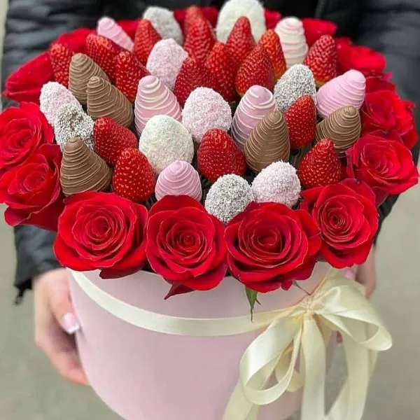 Клубничная коробка «For You» из микса клубники в шоколаде и голландских роз 