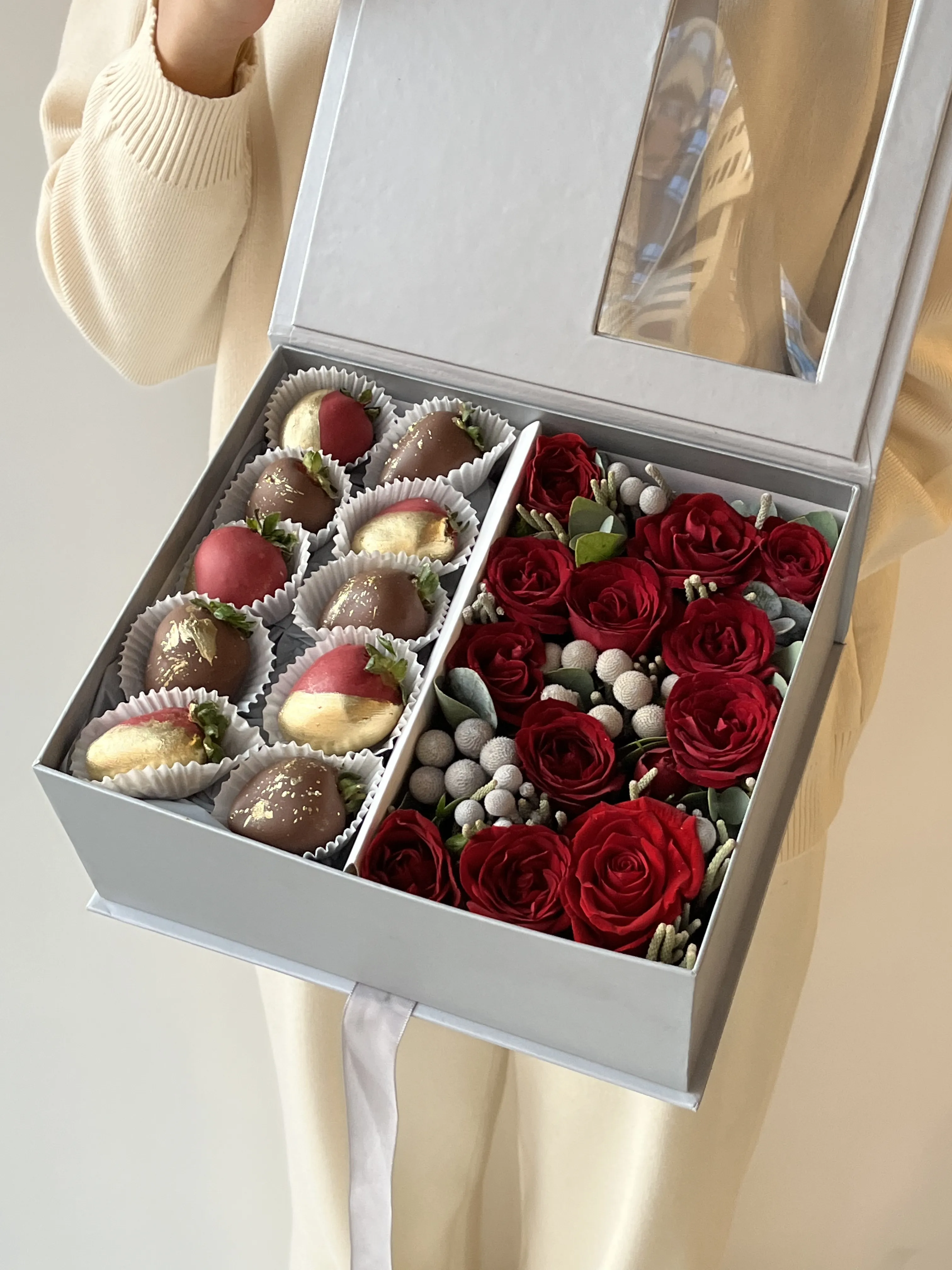 Клубничная шкатулка "Red" с клубникой в шоколаде и розами 