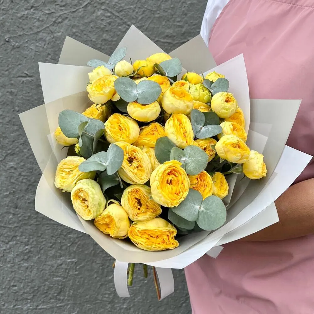 Желтые кустовые пионовидные розы с эвкалиптом