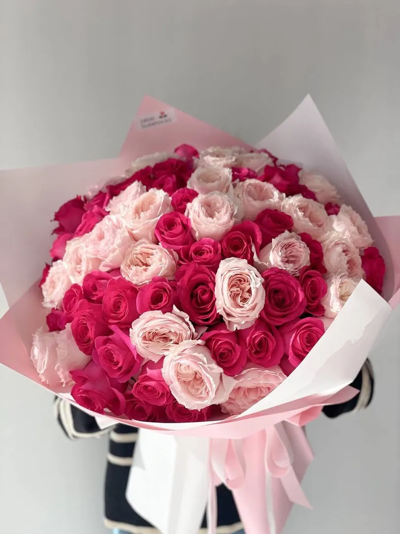 Букет "Цунамика" с розами и пионовидными розами